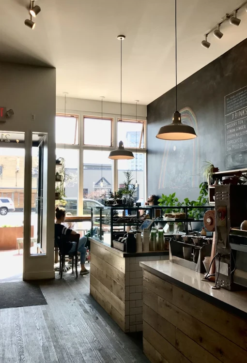 Pengunjung menikmati kopi di meja kayu