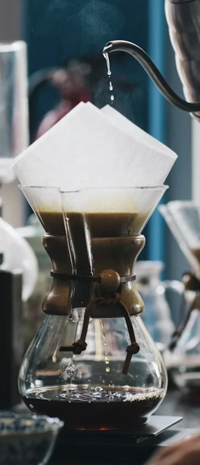 Interior cafe dengan pencahayaan hangat